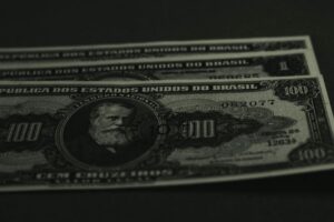 Dólar sobe para R$5,15, maior nível em dois meses
