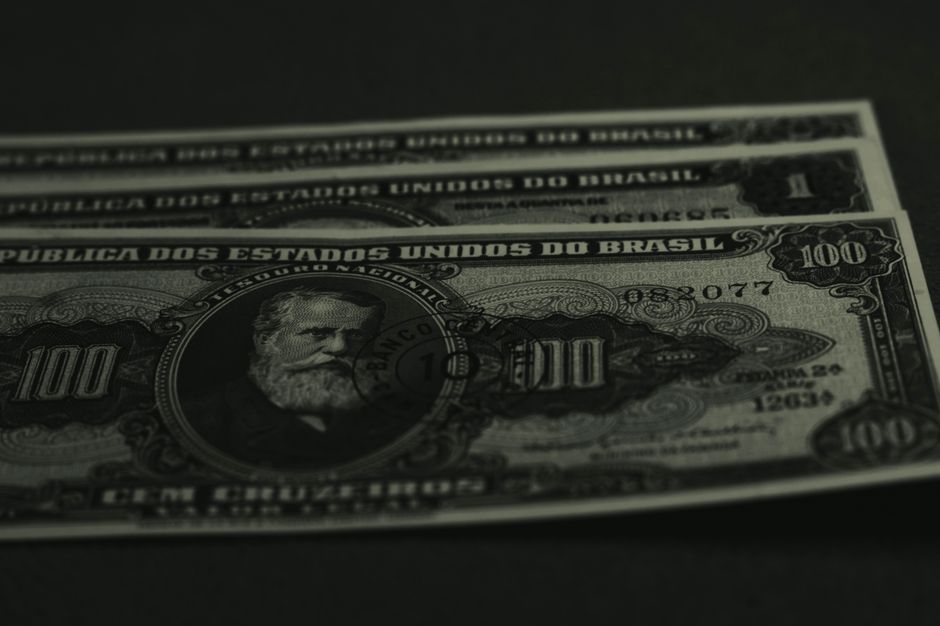 Dólar sobe para R$5,15, maior nível em dois meses