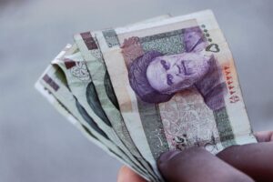 Petróleo cai forte com expectativas de acordo EUA-Irã