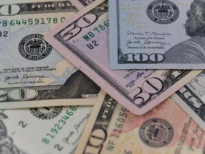 Relatório de Empregos Forte Reafirma Medidas do Fed para Combater Inflação