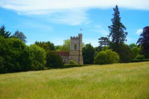 Família Real Britânica Participa de Casamento em Kemble