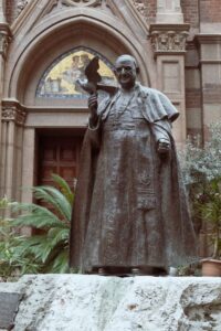 Papa Leão XIV Condena Polarização e Busca Paz Durante Visita à Espanha