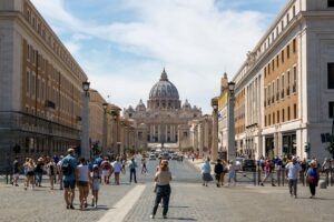 Papa Leão XIV Brinca Sobre Atração Para Jovens Durante Visita à Espanha