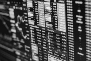 Ibovespa cai pela oitava semana seguida, mas algumas ações se destacam