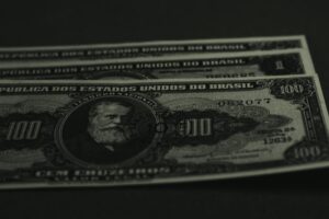 Dólar cai e real sobe apesar das tensões EUA-Irã