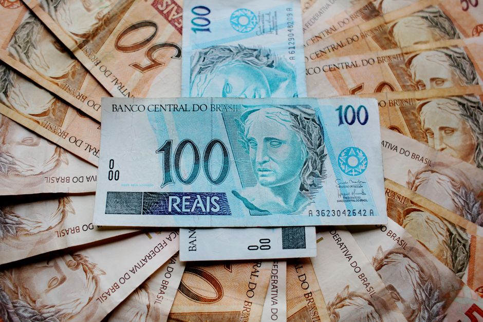 Real perde força, mas dólar não deve atingir R$6