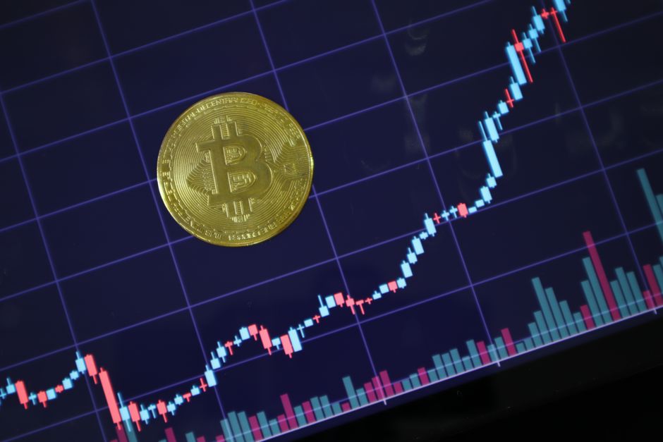 Bitcoin Despenca para US$70 Mil com Venda da Strategy e Incerteza sobre Irã