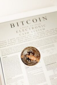 Diretora do Banco da Inglaterra Preve Fim das Stablecoins em Cinco Anos