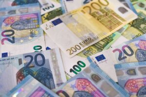 Euro ganha força internacional, mas desafios persistem