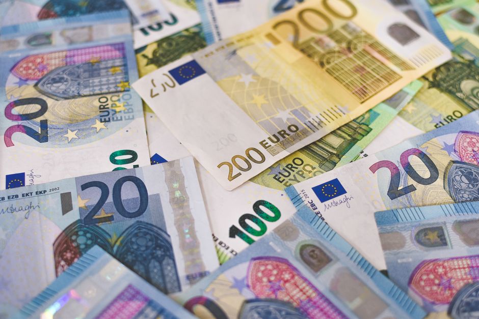 Euro ganha força internacional, mas desafios persistem