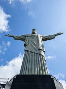 Cristo Redentor vs Estátua da Liberdade: Vídeo com IA Cria Conflito Entre Símbolos Nacionais