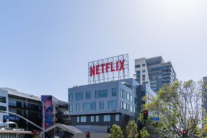 UE Inicia Análise de Fusão Entre Paramount e Warner Bros