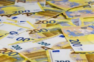 Inflação na Zona do Euro Acelera, Fortalecendo Argumentos para Alta de Juros