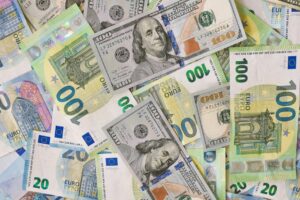 Euro ganha força, mas ainda perde para o dólar no mercado global