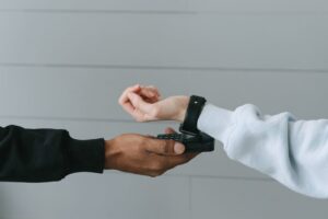 Banco Inter Lança Relógios, Anéis e Pulseiras para Facilitar Pagamentos