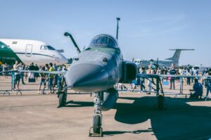 Saab apresenta novo caça Gripen F e fortalece parceria com Brasil