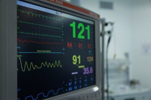 Medtronic registra crescimento no setor cardiovascular, mas perspectivas para 2027 decepcionam