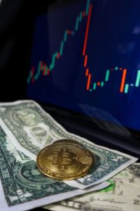 Dólar sobe mais de 1% em meio a tensões geopolíticas e ameaças tarifárias