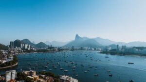 Tragédia na Baía de Guanabara: Embarcação Afunda, Cinco Desaparecidos