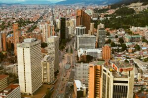 Colômbia em Transformação: Eleições e Desafios Econômicos