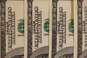 Dólar sobe com forte payroll nos EUA e mercado prevê alta de juros