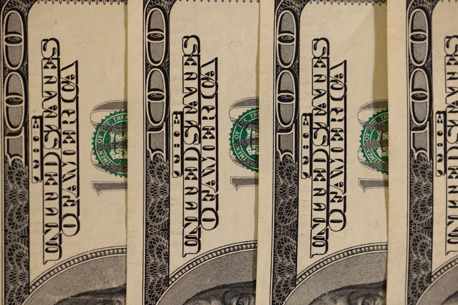 Dólar sobe com forte payroll nos EUA e mercado prevê alta de juros