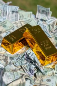 Ouro cai mais de 3% com dólar forte e payroll nos EUA