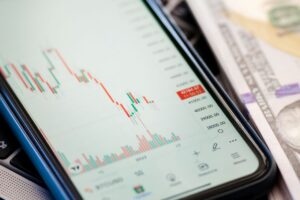 Petróleo cai 2% com dólar forte e incertezas geopolíticas