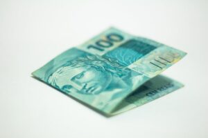 Dólar sobe quase 2% e atinge R$ 5,15 com expectativa de alta nos juros dos EUA