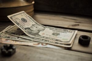 Petróleo cai mais de 2% com dólar forte e tensão EUA-Irã
