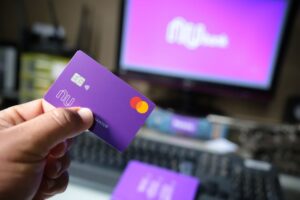 CEO do Nubank entra na lista da Forbes ao lado de Warren Buffett e Elon Musk